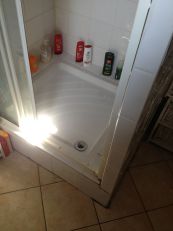 La douche dans son état à mon arrivée : un bac porcelaine avec une marche de plus de 30 cm et des parois à triple vitres. Pas très pratique à l&lsquo;utilisation ! Le bac reposait sur des parpaings et du ciment coulé.