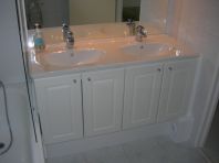 La salle de bains brille