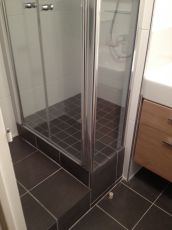 La salle de douche prise sur la chambre