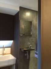 Une douche intégrée dans la cuisine