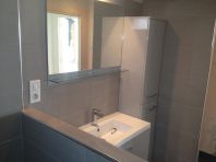 Une salle d&lsquo;eau avec une grande douche à l&lsquo;italienne