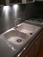 Une cuisine plus tendance avec une bel évier porcelaine !