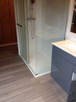 Un espace douche moderne sous un toit pentu !