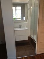 Espace fermée agencé en une douche harmonieuse