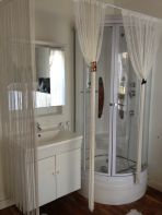 Petite salle d&lsquo;eau dans une chambre