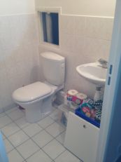 Un coin WC juste avec un lavabo