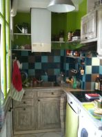 Une cuisine encombrée de toutes les couleurs