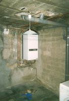 Une pièce vide sans rien juste la chaudière !