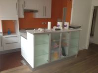 Une belle cuisine avec une couleur orange