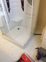 Une petite salle d&lsquo;eau propre mais classique !