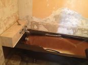 Une baignoire "chocolat" dans un décor un peu défraichi