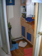 La salle de bain avec meuble bois aux portes bleues