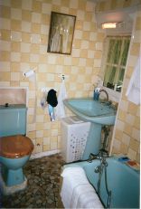 Une petite salle de bain très rustique