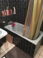 Une salle de bain vraiment ancienne avec une baignoire bleue !