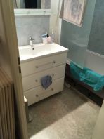 Une salle de bain classique en bon état