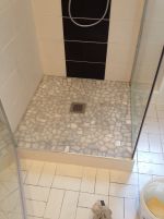 Une douche avec receveur WEDI et galets plats !