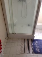 Une douche avec un bac acrylique fissuré !