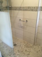 Une grande douche à l&lsquo;iatienne avec galets plats