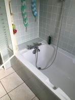 Une baignoire acrylique dans june salle de bain très propre !