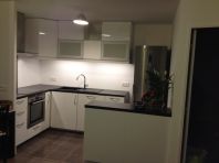 Une belle cuisine très moderne aux portes blanches brillantes IKEA !