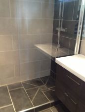 Une douche avec une grande paroi vitrée