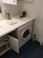 Une salle de bain toute blanche avec une baignoire classique !