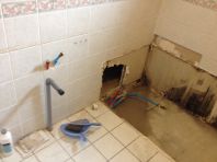 Une salle de bain avec une baignoire encastrée !