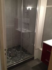 Une grande douche à l&lsquo;italienne de 1m x 1m20